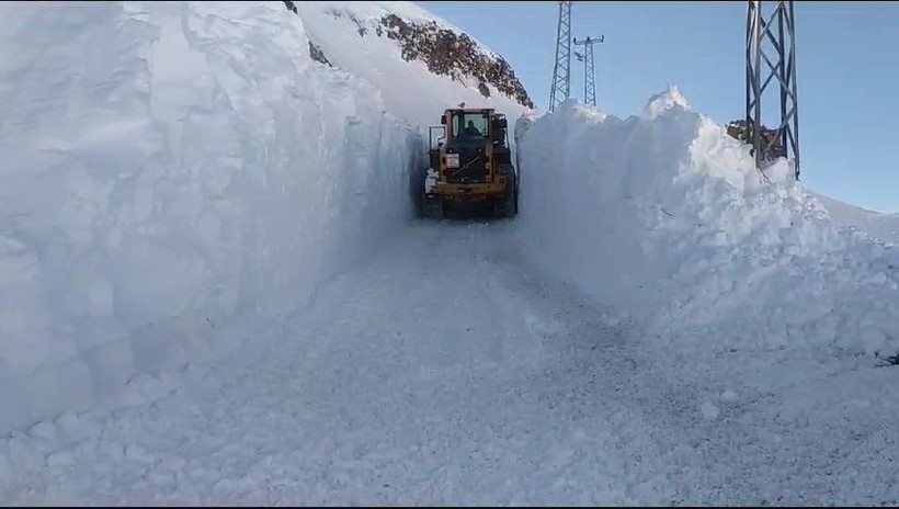 Hakkari Yüksekova'da kar tünelleri 4 metreyi buluyor! - Resim: 9