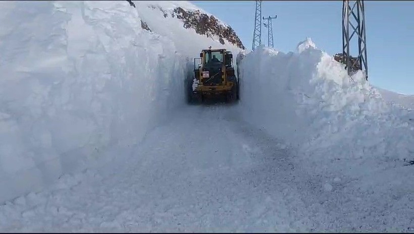 Hakkari Yüksekova'da kar tünelleri 4 metreyi buluyor! - Resim: 3