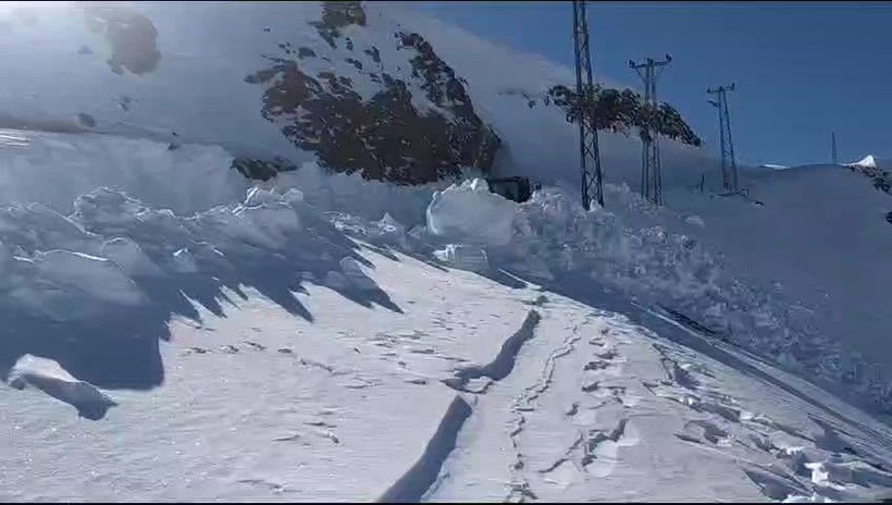 Hakkari Yüksekova'da kar tünelleri 4 metreyi buluyor! - Resim: 1