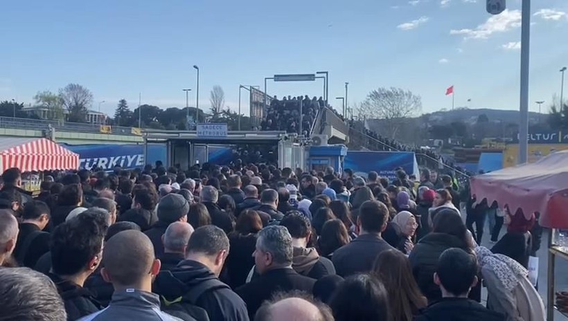 İstanbullunun bitmek bilmeyen ızdırabı! Altunizade'de metrobüs arızalandı, kuyruğun sonu görünmüyor - Resim: 15