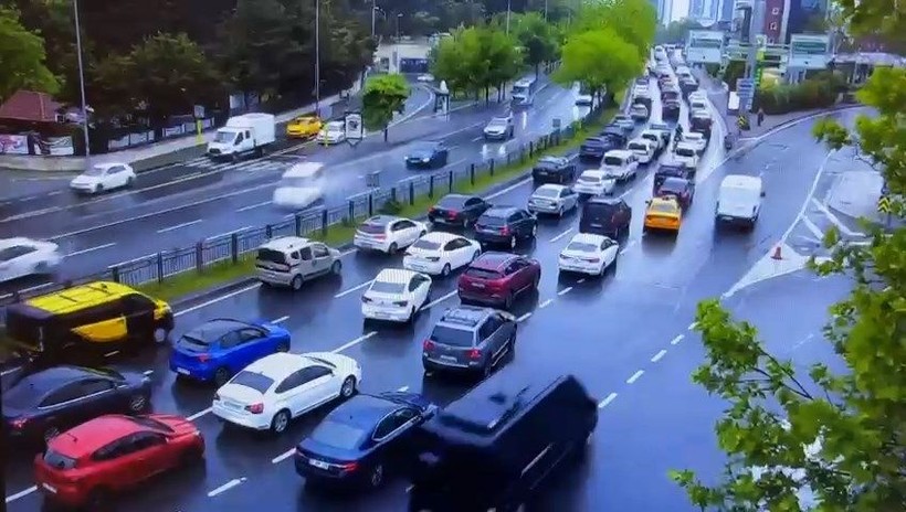 Beşiktaş’ta 8 aracın karıştığı zincirleme kazanın görüntüsü ortaya çıktı - Resim: 1