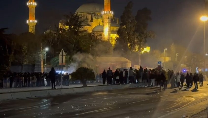 Saraçhane'de göstericiler İBB binasının kapısını kırıp içeri girdi, polis müdahale etti - Resim: 7