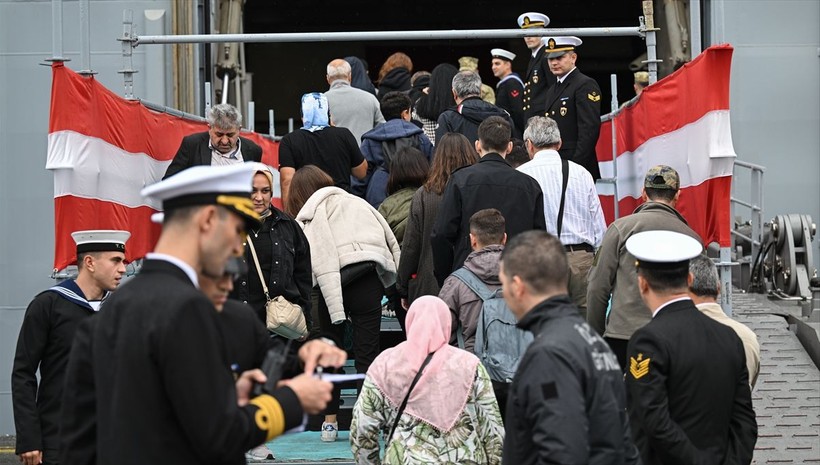 Sarayburnu Limanı'na demirleyen TCG Anadolu gemisi yarın saat 18.00'e kadar ziyaret edilebilecek - Resim: 16
