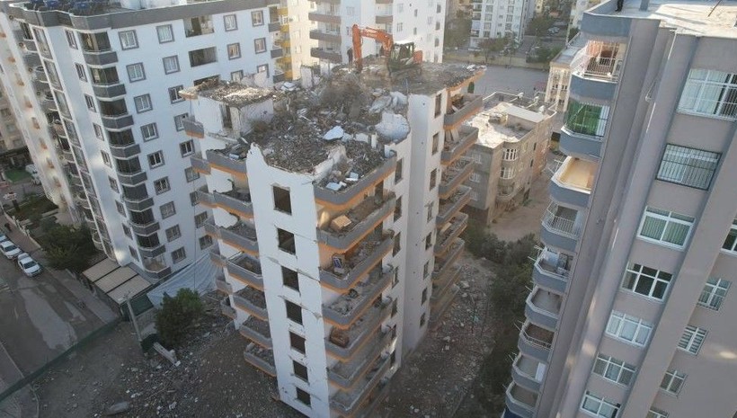 Adana'da ağır hasarlı binanın kolonundan menemen tepsisi çıktı - Resim: 3