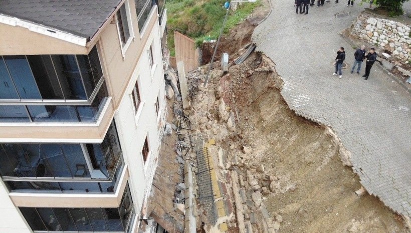 Son Dakika: Bursa Gemlik'te heyelan! İstinat duvarı 2 apartmanın üzerine çöktü - Resim: 3