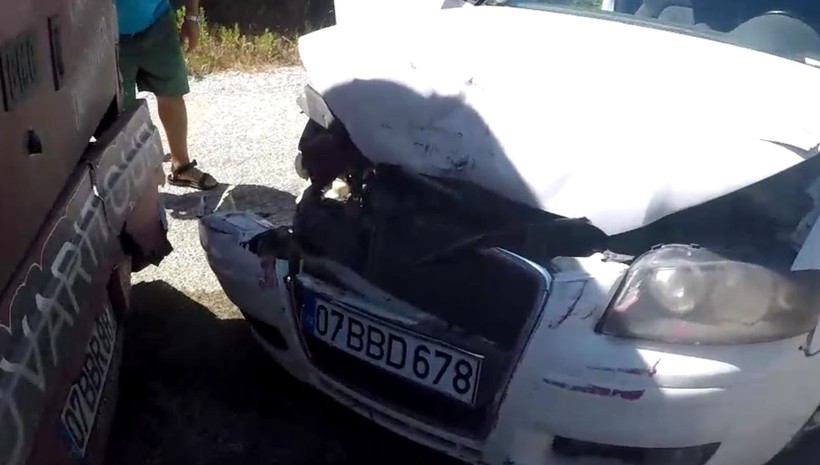 Şoför turistlerin su savaşına katılmak için yerinden kalkınca, hareket eden otobüs otomobile çarptı - Resim: 4