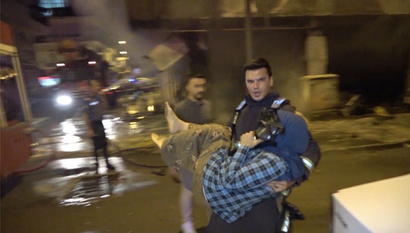 Antalya'da 5 katlı binada çıkan yangında can pazarı yaşandı - Resim: 19