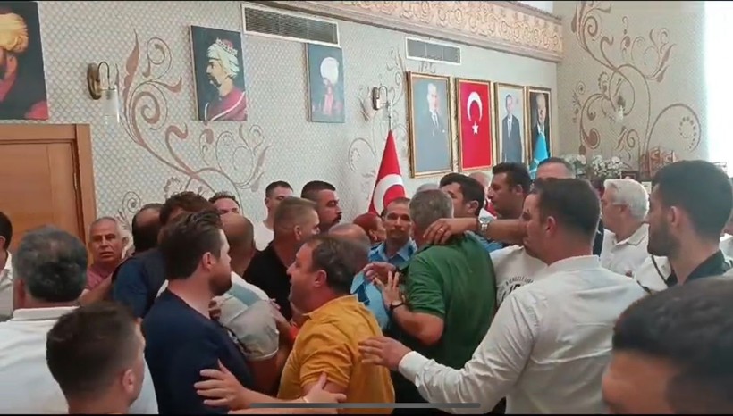 Mecliste kavga: Makam odasında yumruklar konuştu! - Resim: 1