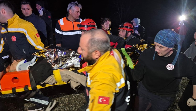 Rize'de feci kaza! Hafif ticari araç takla attı: 3 ölü, 2 yaralı - Resim : 1