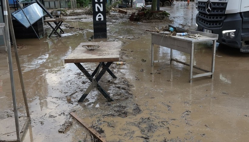 Trabzon'da sel gitti, çamur kaldı: Kayıp kişi aranıyor - Resim: 14