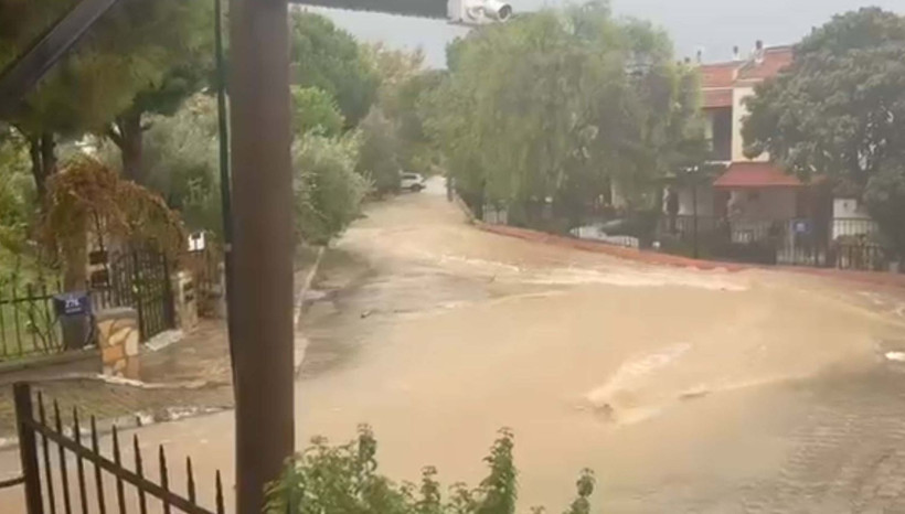 İzmir'i sağanak vurdu! Ev ve işyerlerini su bastı, 1 kişi kayıp - Resim: 11