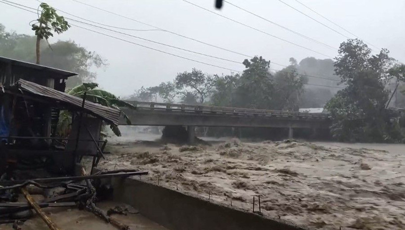 Filipinler’de tayfun, Vietnam'da sel! Onlarca kişi hayatını kaybetti - Resim: 3