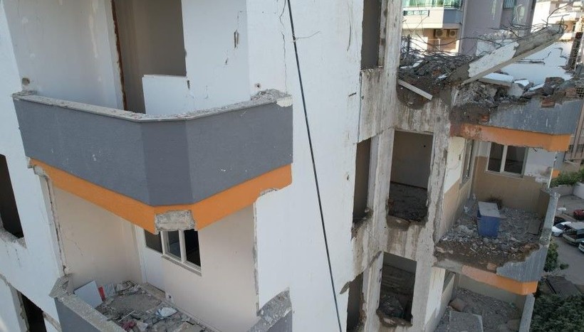 Adana'da ağır hasarlı binanın kolonundan menemen tepsisi çıktı - Resim: 7