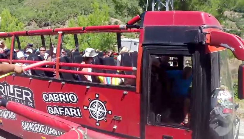 Şoför turistlerin su savaşına katılmak için yerinden kalkınca, hareket eden otobüs otomobile çarptı - Resim: 2