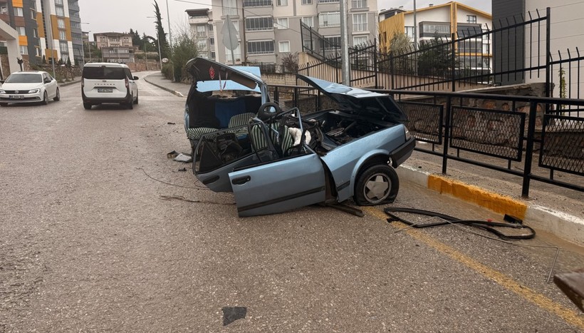 Demir korkuluğa çarpan Fiat Tofaş ikiye ayrıldı - Resim : 1