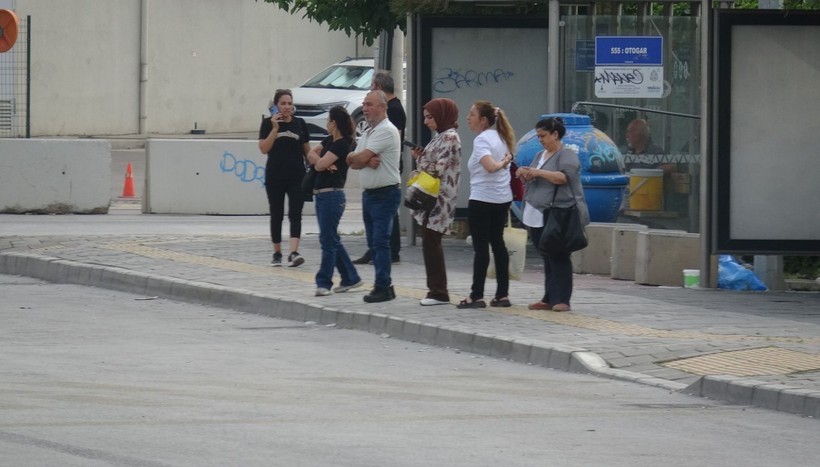 İzmir'de grevin ikinci günü! Duraklarda yine yoğunluk oluştu - Resim: 8