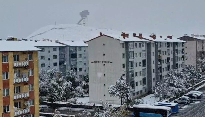 Kış erken geldi: Yağmur kar yağışına döndü, yeni haftaya bembeyaz başladılar - Resim: 2