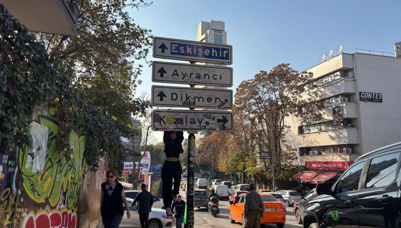 Sosyal medyada viral olan Kızılay tabelası yenilendi, bu kez de üzeri kirletildi - Resim: 3