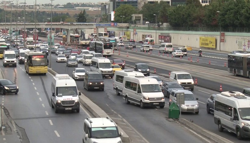 İstanbul'da eğitim-öğretim döneminin kısmen başlamasıyla trafik felç oldu - Resim: 2