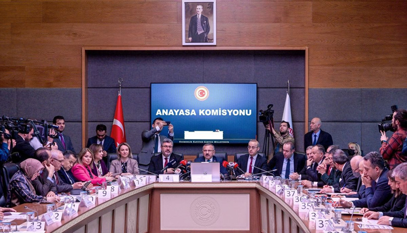 Başörtüsüne yönelik Anayasa değişikliği teklifi görüşmelerine Anayasa Komisyonu'nda başlandı - Resim: 1