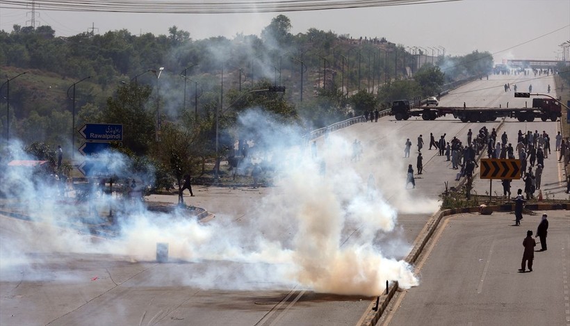 İmran Han'ın tutuklanmasının ardından Pakistan'da protestolar büyüyor: 5 kişi öldü, 40 kişi yaralandı, 1200'den fazla gözaltı - Resim: 35
