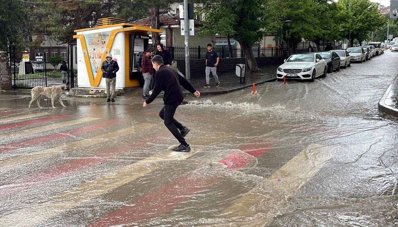 Meteoroloji'den 66 kente sağanak uyarısı! 'Fırtına nedeniyle evlerden çıkmayın' - Resim: 13
