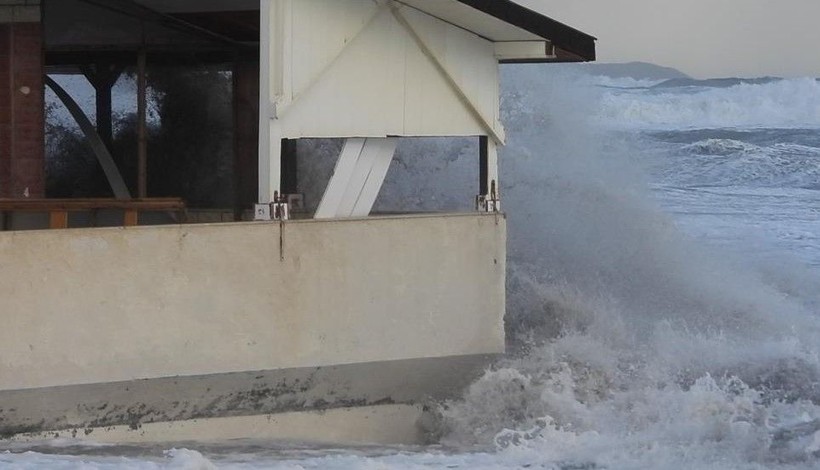 Hatay’da deniz taştı! iş yerleri ve caddeler su altında kaldı - Resim: 16