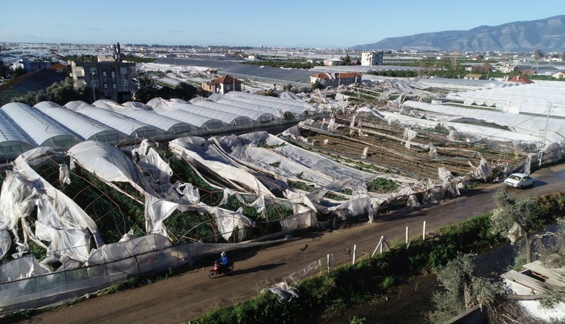 Antalya'da hortumun bilançosu ağır oldu: 6 yaralı, 1000 dönüm sera zarar gördü - Resim: 1