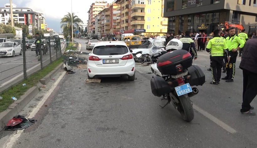 Alanya'da bariyerleri kıran otomobil iki araca çarptığı kazada 2 kişi hayatını kaybetti - Resim : 2