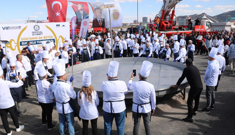 Afyonkarahisar'da 1930 kilo ağırlığındaki sucuklu yumurtayla dünya rekoru kırıldı - Resim: 1