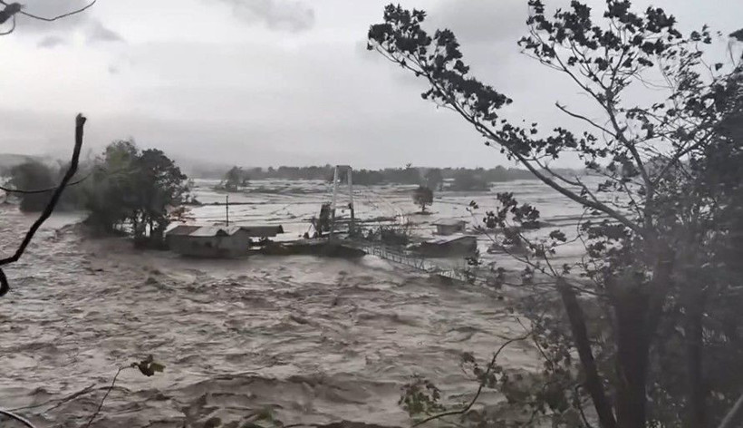 Filipinler’de tayfun, Vietnam'da sel! Onlarca kişi hayatını kaybetti - Resim: 2