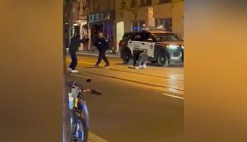 Böylesi görülmedi! Boynunda pitonla dolaşan adam kabus oldu! Sokak ortasında pitonu kırbaç gibi kullanarak dövdü! - Resim: 4
