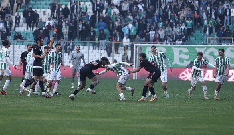 Bursaspor-Diyarbekirspor maçı sonrasında saha karıştı! Savaş alanında 5 kişi kırmızı kart gördü - Resim: 12