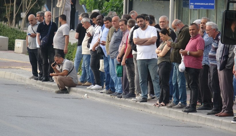 İzmir'de grevin ikinci günü! Duraklarda yine yoğunluk oluştu - Resim: 7