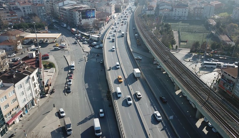 Esenler'deki üst geçit parçalanıyor! Paslı demir görüntüsünün ortaya çıktığı üst geçit vatandaşlara endişe veriyor - Resim: 9