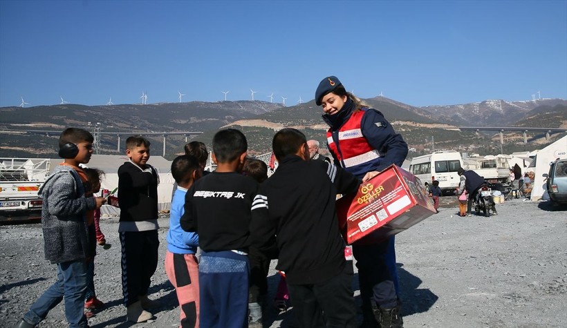 Depremden etkilenen çocukların yaralarını sarmak için kadın jandarma ekipleri, öğretmenler ve gönüllüler oyunlar oynuyor - Resim: 19