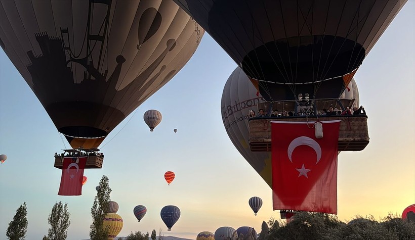 Kapadokya'da balonlar Türk bayraklarıyla uçtu - Resim: 9