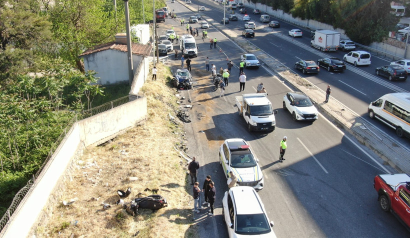 İzmir'de freni patlayan tır 9 aracı bi&ccedil;ti: 1&rsquo;i polis 3 kişi hayatını kaybetti - Resim : 1