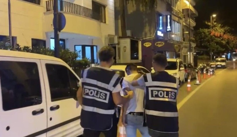 Beşiktaş'ta ihbara giden polise 7 kişi saldırı! Polisin burnunun kırıldığı anlar kamerada - Resim: 3