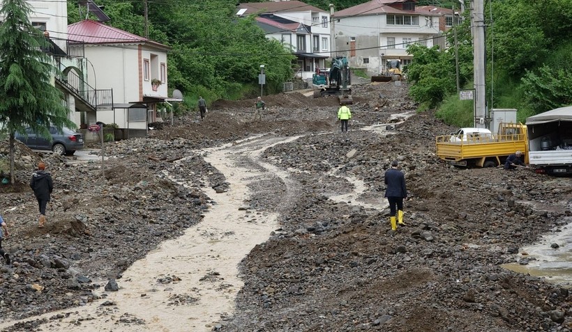 Trabzon'da sel gitti, çamur kaldı: Kayıp kişi aranıyor - Resim: 10