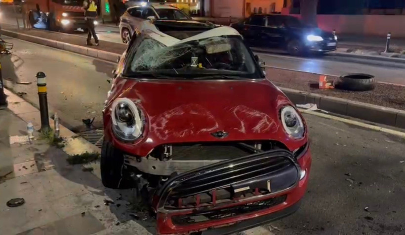 Kadıköy’de ağaca çarpan otomobil takla attı: 2 yaralı - Resim : 1