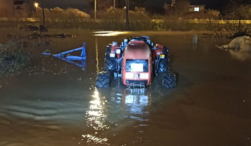 Çanakkale'de şiddetli yağış hayatı olumsuz etkiledi! Dere taştı, araç sele kapıldı - Resim: 8