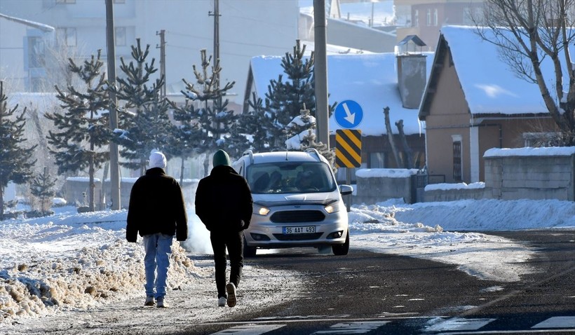 Doğu Anadolu'da dondurucu soğuklar etkisini gösteriyor! Akarsular dondu, çatılar buz tuttu - Resim: 4