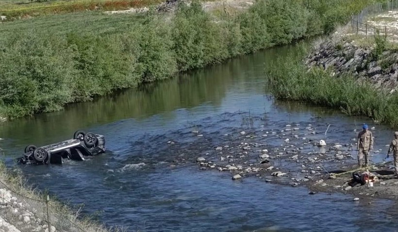 Bayram yolunda feci son: Bir aile dereye uçan araçta can verdi - Resim : 1