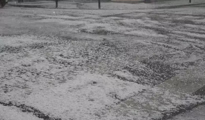 Paris’te 25 derece sıcaklıkta dolu yağdı - Resim : 1