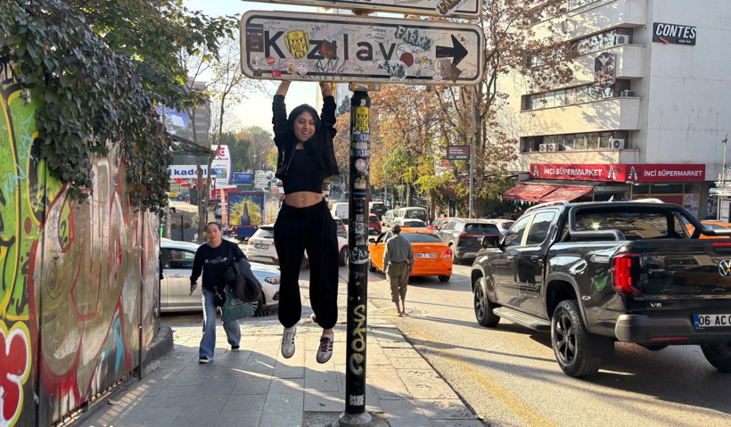 Sosyal medyada viral olan Kızılay tabelası yenilendi, bu kez de üzeri kirletildi - Resim: 2