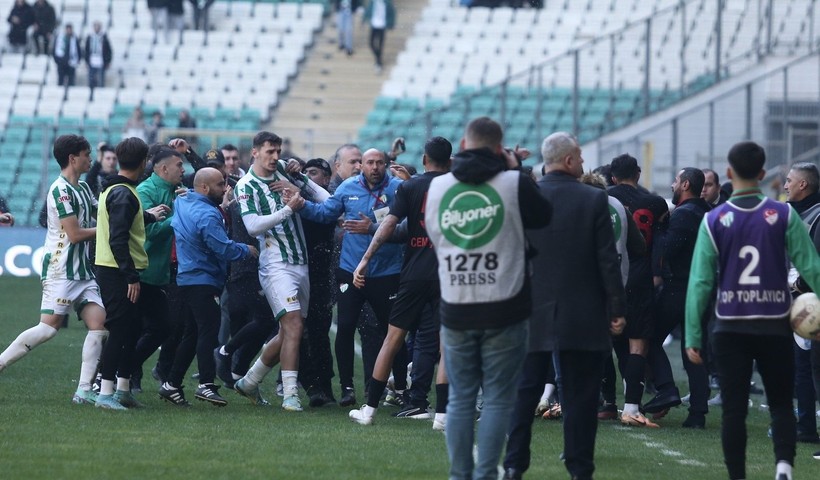 Bursaspor-Diyarbekirspor maçı sonrasında saha karıştı! Savaş alanında 5 kişi kırmızı kart gördü - Resim: 17
