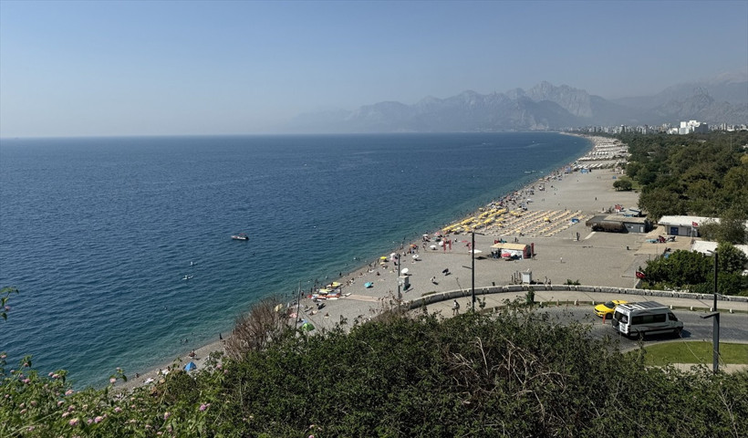 Antalya'da yüzde 76'ya ulaşan nemden ve yüksek sıcaklıktan bunalanlar sahilleri doldurdu. 