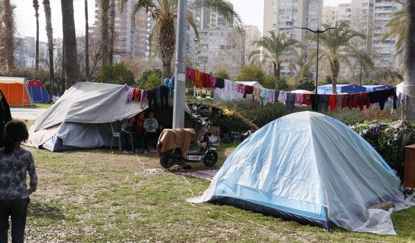 Depremden sonra evlerine giremeyen Adanalılar parka yerleşti - Resim: 4