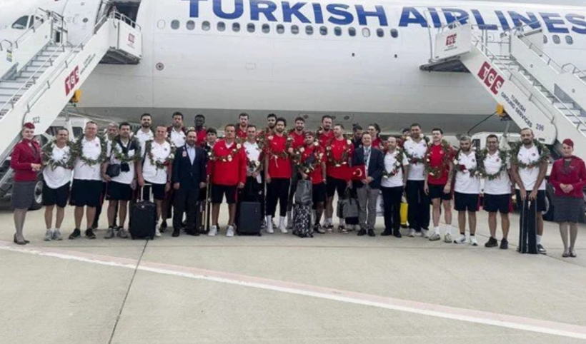 Avrupa ikincisi 12 Dev Adam yurda döndü